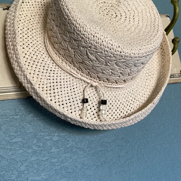 100% paper sun hat. Super soft and pliable - Picture 4 of 6